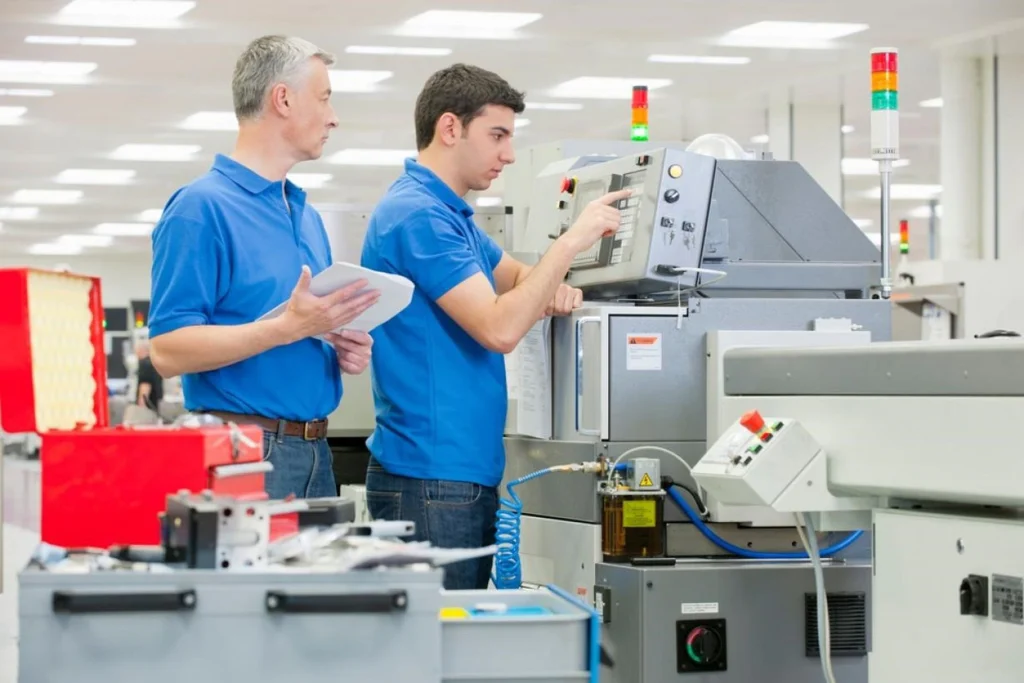 Dos trabajadores revisan un proceso de producción en una empresa, en una imagen del Gobierno castellanomanchego.